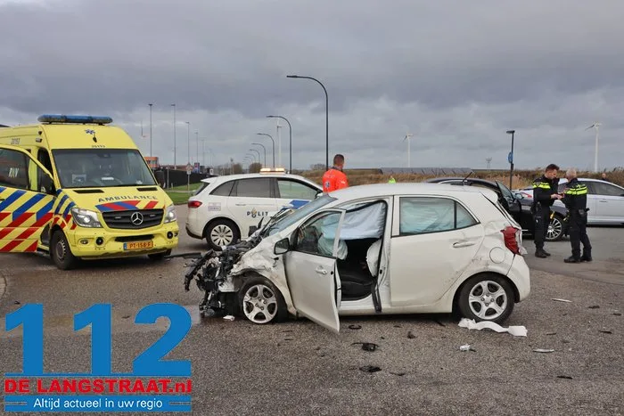 Twee gewonden bij botsing tussen twee auto’s in Waalwijk, een voertuig belandt in water 6 Twee gewonden bij botsing tussen twee auto’s in Waalwijk, een voertuig belandt in water 112 De Langstraat
