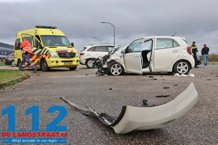Twee gewonden bij botsing tussen twee auto’s in Waalwijk, een voertuig belandt in water 7 Twee gewonden bij botsing tussen twee auto’s in Waalwijk, een voertuig belandt in water 112 De Langstraat