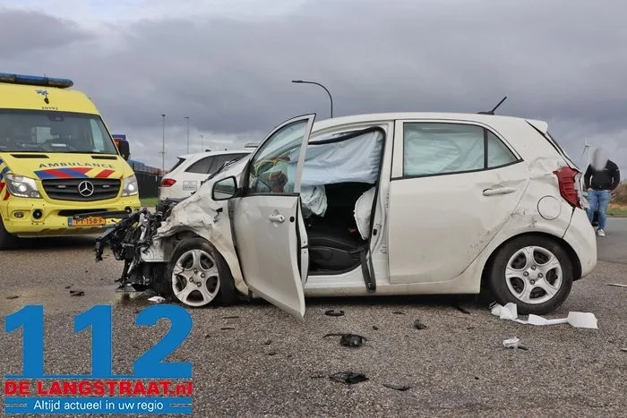 Twee gewonden bij botsing tussen twee auto’s in Waalwijk, een voertuig belandt in water 8 Twee gewonden bij botsing tussen twee auto’s in Waalwijk, een voertuig belandt in water 112 De Langstraat