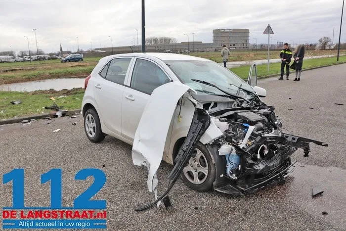 Twee gewonden bij botsing tussen twee auto’s in Waalwijk, een voertuig belandt in water 9 Twee gewonden bij botsing tussen twee auto’s in Waalwijk, een voertuig belandt in water 112 De Langstraat