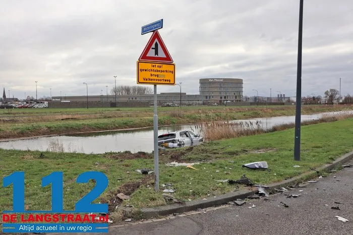 Twee gewonden bij botsing tussen twee auto’s in Waalwijk, een voertuig belandt in water 10 Twee gewonden bij botsing tussen twee auto’s in Waalwijk, een voertuig belandt in water 112 De Langstraat