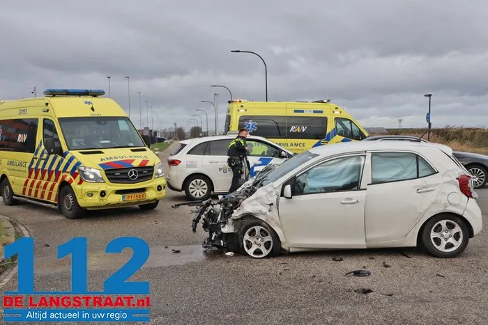 Twee gewonden bij botsing tussen twee auto’s in Waalwijk, een voertuig belandt in water 11 Twee gewonden bij botsing tussen twee auto’s in Waalwijk, een voertuig belandt in water 112 De Langstraat