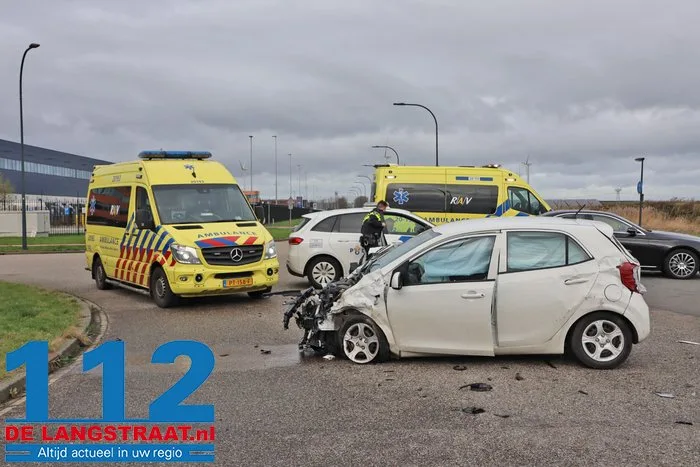 Twee gewonden bij botsing tussen twee auto’s in Waalwijk, een voertuig belandt in water 12 Twee gewonden bij botsing tussen twee auto’s in Waalwijk, een voertuig belandt in water 112 De Langstraat