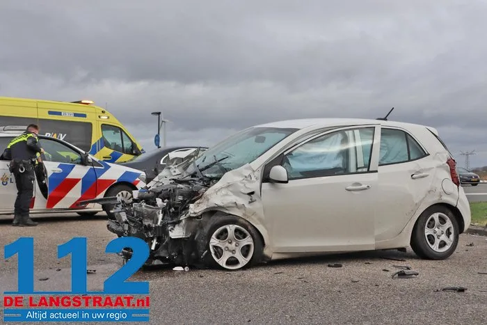 Twee gewonden bij botsing tussen twee auto’s in Waalwijk, een voertuig belandt in water 13 Twee gewonden bij botsing tussen twee auto’s in Waalwijk, een voertuig belandt in water 112 De Langstraat