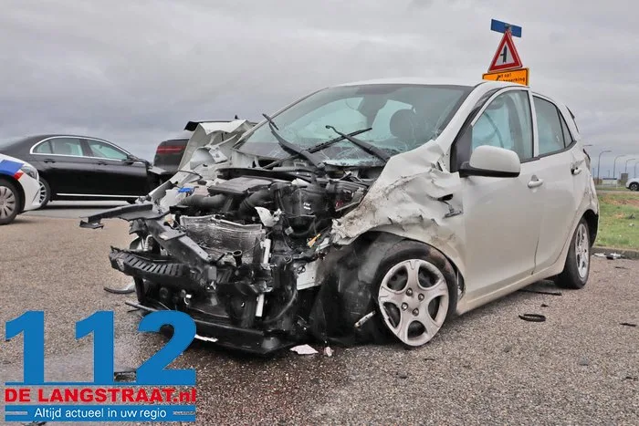 Twee gewonden bij botsing tussen twee auto’s in Waalwijk, een voertuig belandt in water 14 Twee gewonden bij botsing tussen twee auto’s in Waalwijk, een voertuig belandt in water 112 De Langstraat