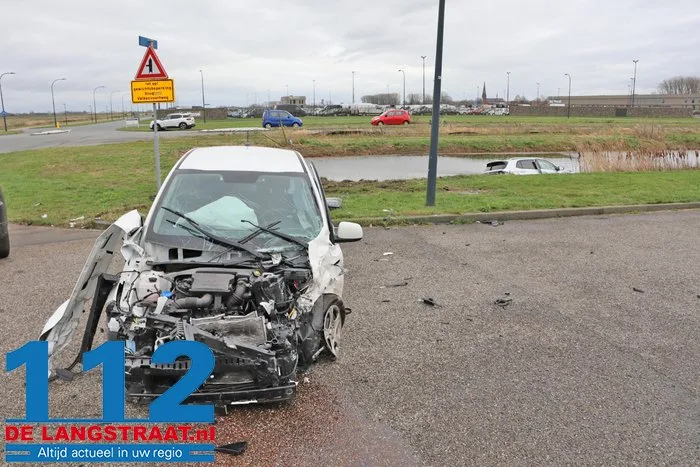 Twee gewonden bij botsing tussen twee auto’s in Waalwijk, een voertuig belandt in water 16 Twee gewonden bij botsing tussen twee auto’s in Waalwijk, een voertuig belandt in water 112 De Langstraat