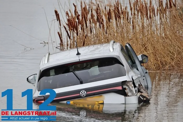 Twee gewonden bij botsing tussen twee auto’s in Waalwijk, een voertuig belandt in water 17 Twee gewonden bij botsing tussen twee auto’s in Waalwijk, een voertuig belandt in water 112 De Langstraat