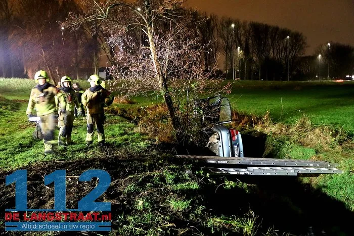 Dode bij ernstig ongeval op toerit A59 in Waalwijk; bestuurder ging ervandoor. 5 Dode bij ernstig ongeval op toerit A59 in Waalwijk; bestuurder ging ervandoor. 112 De Langstraat