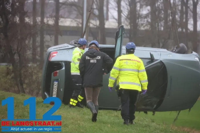 Dode bij ernstig ongeval op toerit A59 in Waalwijk; bestuurder ging ervandoor. 28 Dode bij ernstig ongeval op toerit A59 in Waalwijk; bestuurder ging ervandoor. 112 De Langstraat