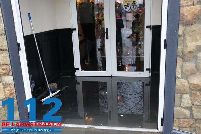 Halve meter water in restaurant, maar met man en macht lukt het om kerstdiner ‘gewoon’ door te laten gaan: ‘The show must go on’ 1 Halve meter water in restaurant, maar met man en macht lukt het om kerstdiner ‘gewoon’ door te laten gaan: ‘The show must go on’ 112 De Langstraat