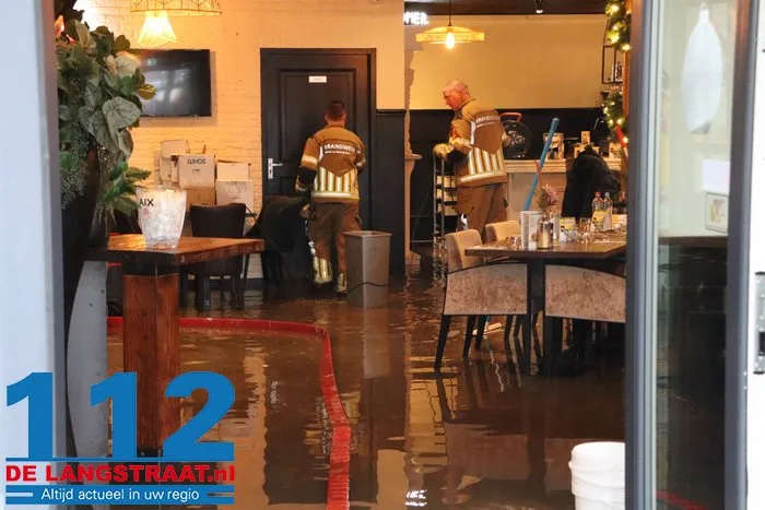 Halve meter water in restaurant, maar met man en macht lukt het om kerstdiner ‘gewoon’ door te laten gaan: ‘The show must go on’ 2 Halve meter water in restaurant, maar met man en macht lukt het om kerstdiner ‘gewoon’ door te laten gaan: ‘The show must go on’ 112 De Langstraat