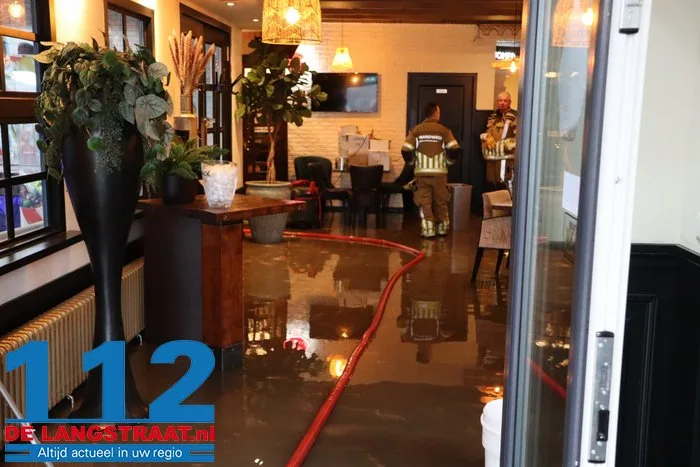 Halve meter water in restaurant, maar met man en macht lukt het om kerstdiner ‘gewoon’ door te laten gaan: ‘The show must go on’ 3 Halve meter water in restaurant, maar met man en macht lukt het om kerstdiner ‘gewoon’ door te laten gaan: ‘The show must go on’ 112 De Langstraat