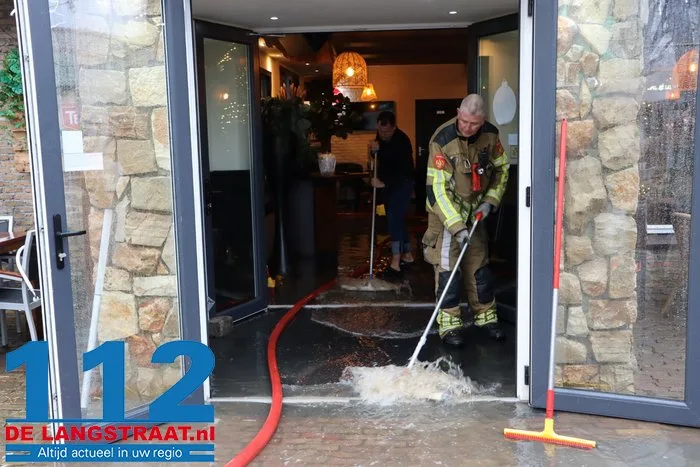 Halve meter water in restaurant, maar met man en macht lukt het om kerstdiner ‘gewoon’ door te laten gaan: ‘The show must go on’ 4 Halve meter water in restaurant, maar met man en macht lukt het om kerstdiner ‘gewoon’ door te laten gaan: ‘The show must go on’ 112 De Langstraat