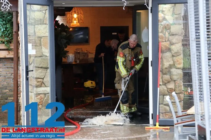 Halve meter water in restaurant, maar met man en macht lukt het om kerstdiner ‘gewoon’ door te laten gaan: ‘The show must go on’ 5 Halve meter water in restaurant, maar met man en macht lukt het om kerstdiner ‘gewoon’ door te laten gaan: ‘The show must go on’ 112 De Langstraat