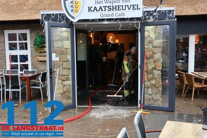 Halve meter water in restaurant, maar met man en macht lukt het om kerstdiner ‘gewoon’ door te laten gaan: ‘The show must go on’ 6 Halve meter water in restaurant, maar met man en macht lukt het om kerstdiner ‘gewoon’ door te laten gaan: ‘The show must go on’ 112 De Langstraat