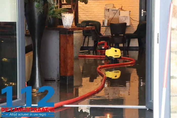 Halve meter water in restaurant, maar met man en macht lukt het om kerstdiner ‘gewoon’ door te laten gaan: ‘The show must go on’ 7 Halve meter water in restaurant, maar met man en macht lukt het om kerstdiner ‘gewoon’ door te laten gaan: ‘The show must go on’ 112 De Langstraat