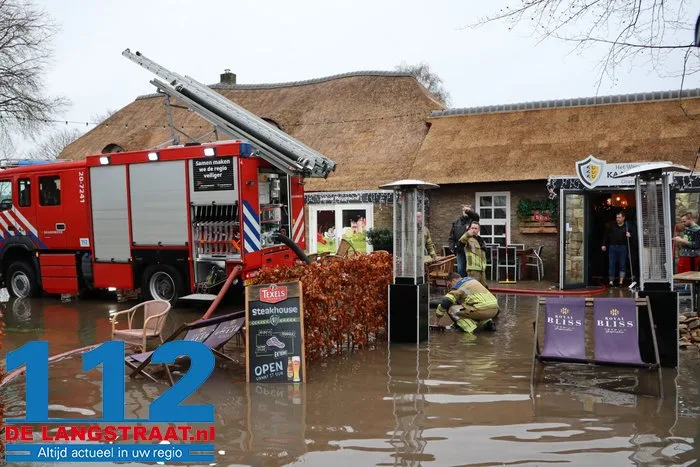 Halve meter water in restaurant, maar met man en macht lukt het om kerstdiner ‘gewoon’ door te laten gaan: ‘The show must go on’ 8 Halve meter water in restaurant, maar met man en macht lukt het om kerstdiner ‘gewoon’ door te laten gaan: ‘The show must go on’ 112 De Langstraat