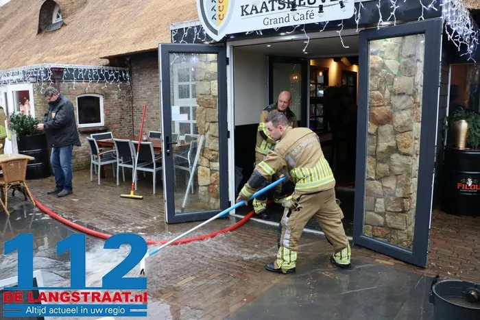 Halve meter water in restaurant, maar met man en macht lukt het om kerstdiner ‘gewoon’ door te laten gaan: ‘The show must go on’ 9 Halve meter water in restaurant, maar met man en macht lukt het om kerstdiner ‘gewoon’ door te laten gaan: ‘The show must go on’ 112 De Langstraat