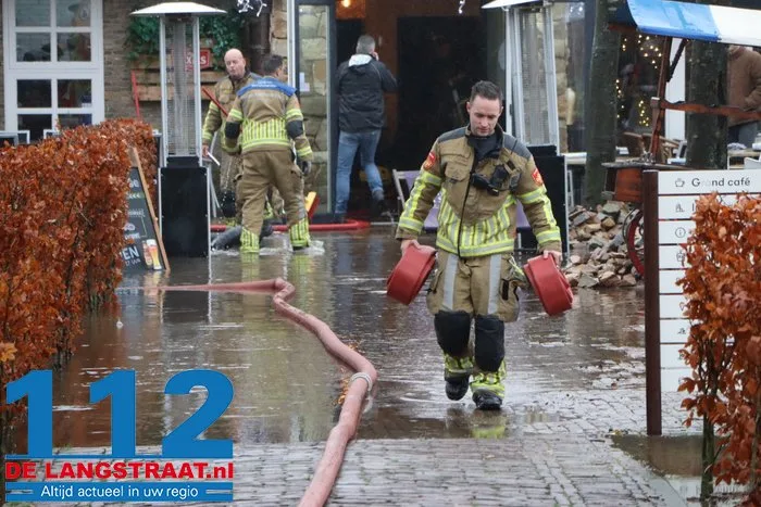Halve meter water in restaurant, maar met man en macht lukt het om kerstdiner ‘gewoon’ door te laten gaan: ‘The show must go on’ 10 Halve meter water in restaurant, maar met man en macht lukt het om kerstdiner ‘gewoon’ door te laten gaan: ‘The show must go on’ 112 De Langstraat