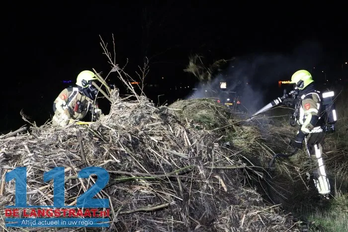 Rook van buitenbrand trekt over de Midden-Brabantweg Waalwijk 4 Rook van buitenbrand trekt over de Midden-Brabantweg Waalwijk 112 De Langstraat