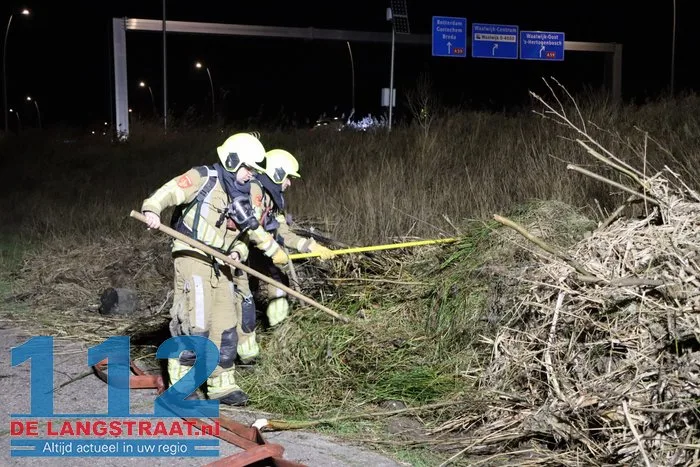 Rook van buitenbrand trekt over de Midden-Brabantweg Waalwijk 5 Rook van buitenbrand trekt over de Midden-Brabantweg Waalwijk 112 De Langstraat