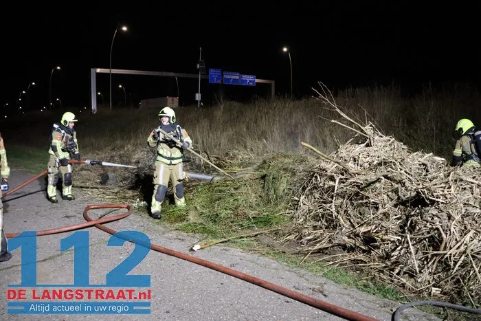 Rook van buitenbrand trekt over de Midden-Brabantweg Waalwijk 6 Rook van buitenbrand trekt over de Midden-Brabantweg Waalwijk 112 De Langstraat