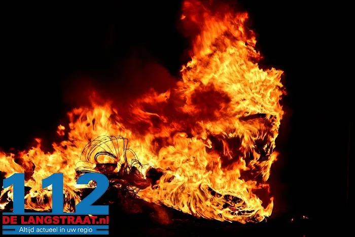 Wederom stapel banden in brand Sprang-Capelle 4 Wederom stapel banden in brand Sprang-Capelle 112 De Langstraat