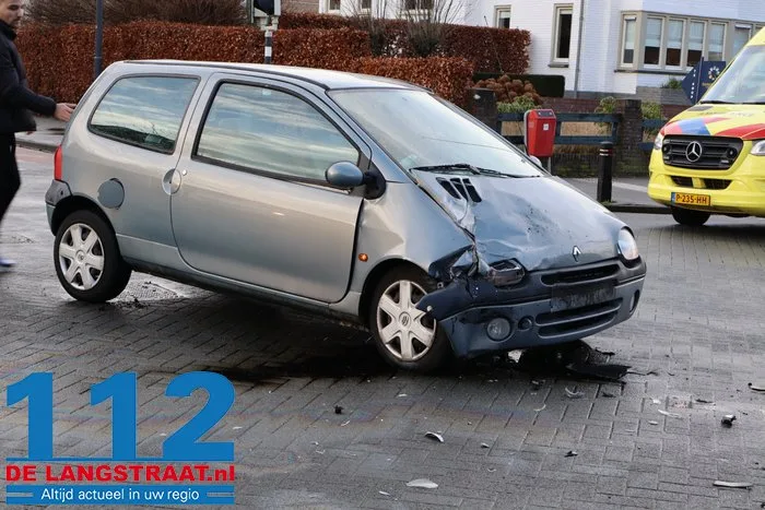 Auto’s botsen op elkaar op kruising aan de Mr. van Coothstraat Waalwijk 2 Auto’s botsen op elkaar op kruising aan de Mr. van Coothstraat Waalwijk 112 De Langstraat