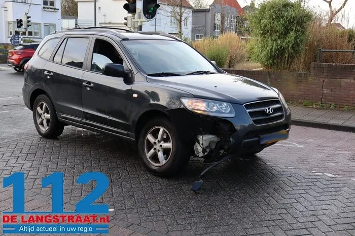 Auto’s botsen op elkaar op kruising aan de Mr. van Coothstraat Waalwijk 3 Auto’s botsen op elkaar op kruising aan de Mr. van Coothstraat Waalwijk 112 De Langstraat