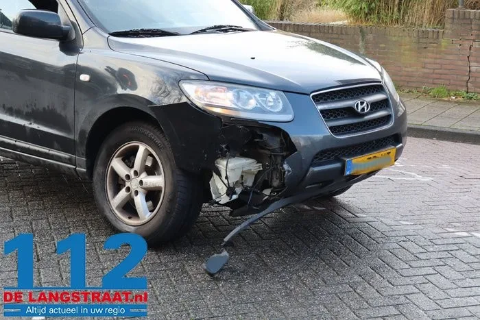Auto’s botsen op elkaar op kruising aan de Mr. van Coothstraat Waalwijk 4 Auto’s botsen op elkaar op kruising aan de Mr. van Coothstraat Waalwijk 112 De Langstraat