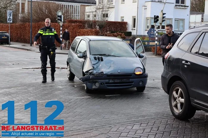 Auto’s botsen op elkaar op kruising aan de Mr. van Coothstraat Waalwijk 5 Auto’s botsen op elkaar op kruising aan de Mr. van Coothstraat Waalwijk 112 De Langstraat