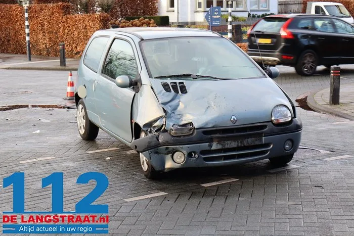 Auto’s botsen op elkaar op kruising aan de Mr. van Coothstraat Waalwijk 10 Auto’s botsen op elkaar op kruising aan de Mr. van Coothstraat Waalwijk 112 De Langstraat