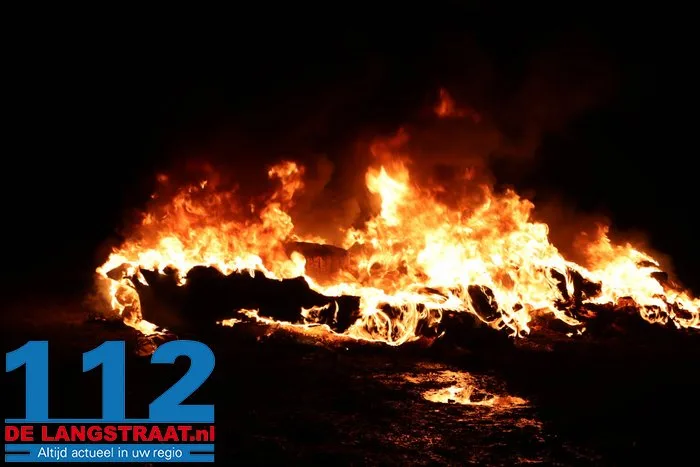 Weer autobanden in brand Sprang-Capelle 1 Weer autobanden in brand Sprang-Capelle 112 De Langstraat