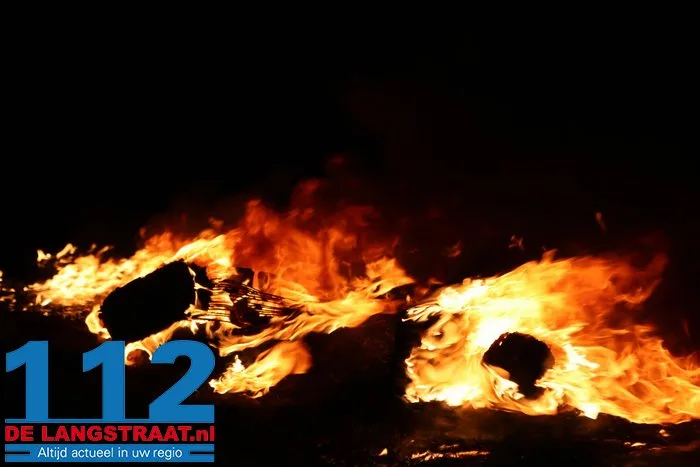 Weer autobanden in brand Westeinde 112 De Langstraat