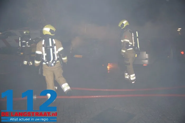 Vermoedelijke brandstichting zorgt voor meerdere uitgebrande en beschadigde auto’s in Vlijmen 1 Vermoedelijke brandstichting zorgt voor meerdere uitgebrande en beschadigde auto’s in Vlijmen 112 De Langstraat