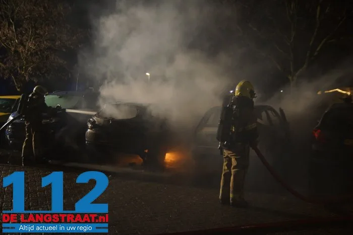 Vermoedelijke brandstichting zorgt voor meerdere uitgebrande en beschadigde auto’s in Vlijmen 3 Vermoedelijke brandstichting zorgt voor meerdere uitgebrande en beschadigde auto’s in Vlijmen 112 De Langstraat