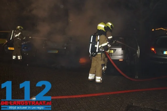 Vermoedelijke brandstichting zorgt voor meerdere uitgebrande en beschadigde auto’s in Vlijmen 4 Vermoedelijke brandstichting zorgt voor meerdere uitgebrande en beschadigde auto’s in Vlijmen 112 De Langstraat