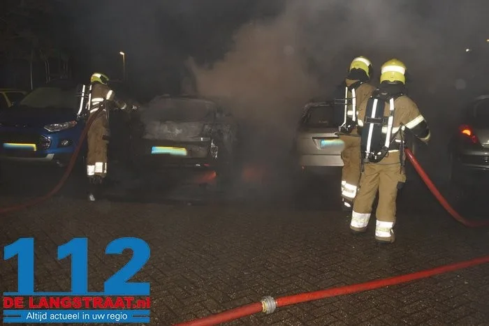 Vermoedelijke brandstichting zorgt voor meerdere uitgebrande en beschadigde auto’s in Vlijmen 5 Vermoedelijke brandstichting zorgt voor meerdere uitgebrande en beschadigde auto’s in Vlijmen 112 De Langstraat