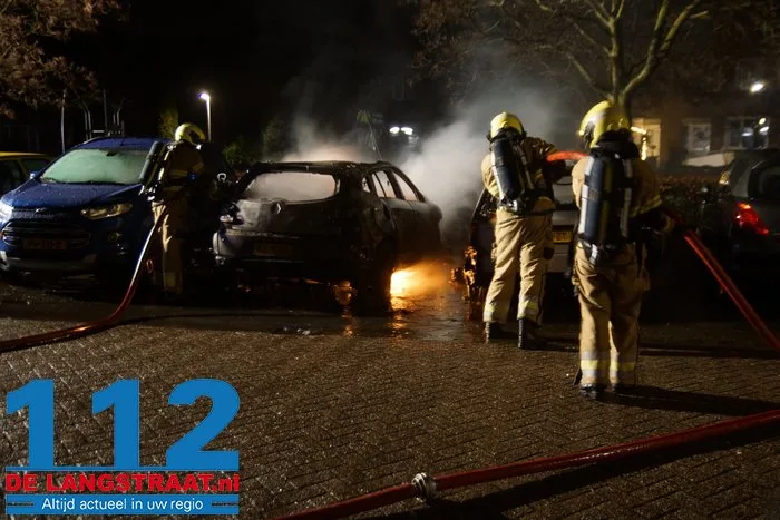 Vermoedelijke brandstichting zorgt voor meerdere uitgebrande en beschadigde auto’s in Vlijmen 8 Vermoedelijke brandstichting zorgt voor meerdere uitgebrande en beschadigde auto’s in Vlijmen 112 De Langstraat