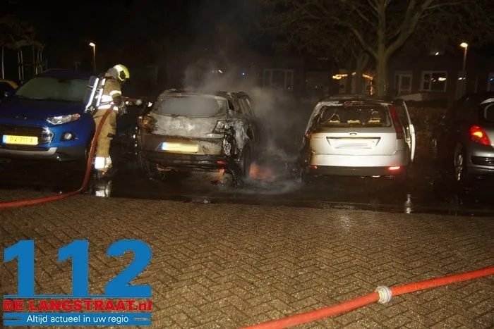 Vermoedelijke brandstichting zorgt voor meerdere uitgebrande en beschadigde auto’s in Vlijmen 9 Vermoedelijke brandstichting zorgt voor meerdere uitgebrande en beschadigde auto’s in Vlijmen 112 De Langstraat