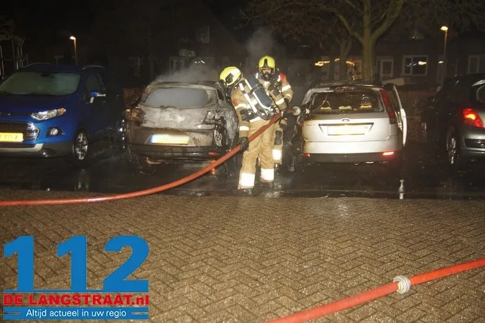 Vermoedelijke brandstichting zorgt voor meerdere uitgebrande en beschadigde auto’s in Vlijmen 11 Vermoedelijke brandstichting zorgt voor meerdere uitgebrande en beschadigde auto’s in Vlijmen 112 De Langstraat