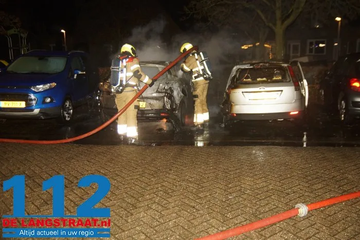 Vermoedelijke brandstichting zorgt voor meerdere uitgebrande en beschadigde auto’s in Vlijmen 12 Vermoedelijke brandstichting zorgt voor meerdere uitgebrande en beschadigde auto’s in Vlijmen 112 De Langstraat