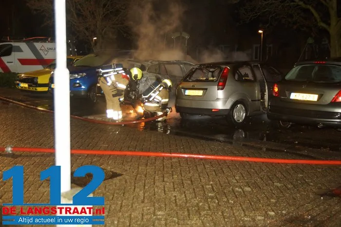 Vermoedelijke brandstichting zorgt voor meerdere uitgebrande en beschadigde auto’s in Vlijmen 13 Vermoedelijke brandstichting zorgt voor meerdere uitgebrande en beschadigde auto’s in Vlijmen 112 De Langstraat