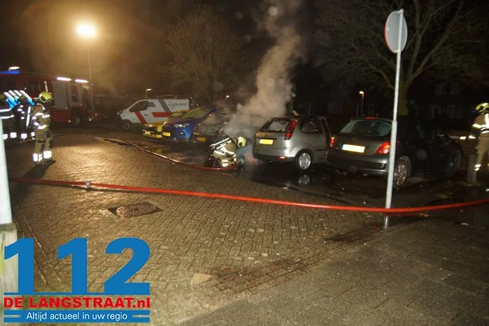 Vermoedelijke brandstichting zorgt voor meerdere uitgebrande en beschadigde auto’s in Vlijmen 14 Vermoedelijke brandstichting zorgt voor meerdere uitgebrande en beschadigde auto’s in Vlijmen 112 De Langstraat