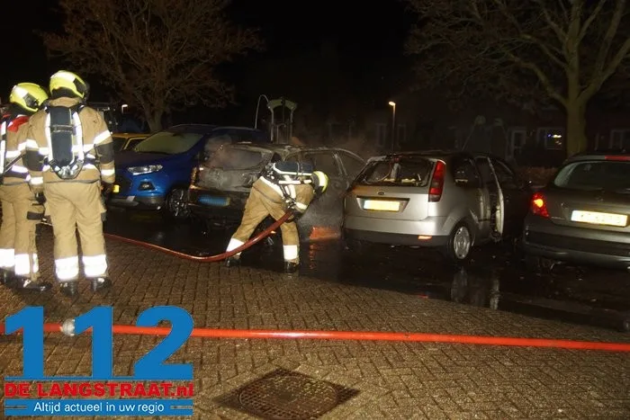 Vermoedelijke brandstichting zorgt voor meerdere uitgebrande en beschadigde auto’s in Vlijmen 15 Vermoedelijke brandstichting zorgt voor meerdere uitgebrande en beschadigde auto’s in Vlijmen 112 De Langstraat
