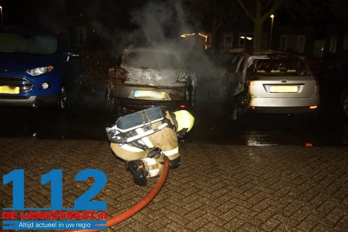 Vermoedelijke brandstichting zorgt voor meerdere uitgebrande en beschadigde auto’s in Vlijmen 16 Vermoedelijke brandstichting zorgt voor meerdere uitgebrande en beschadigde auto’s in Vlijmen 112 De Langstraat