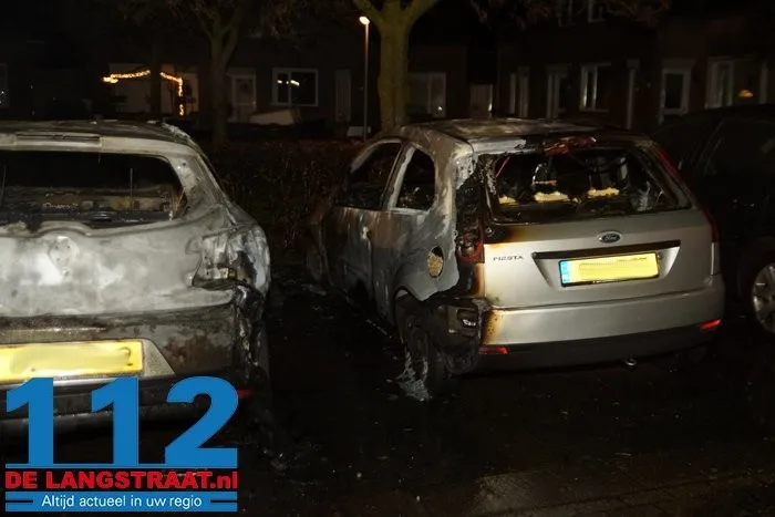 Vermoedelijke brandstichting zorgt voor meerdere uitgebrande en beschadigde auto’s in Vlijmen 17 Vermoedelijke brandstichting zorgt voor meerdere uitgebrande en beschadigde auto’s in Vlijmen 112 De Langstraat