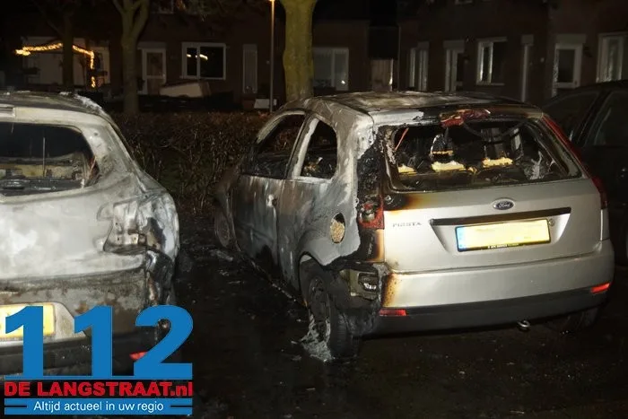 Vermoedelijke brandstichting zorgt voor meerdere uitgebrande en beschadigde auto’s in Vlijmen 18 Vermoedelijke brandstichting zorgt voor meerdere uitgebrande en beschadigde auto’s in Vlijmen 112 De Langstraat