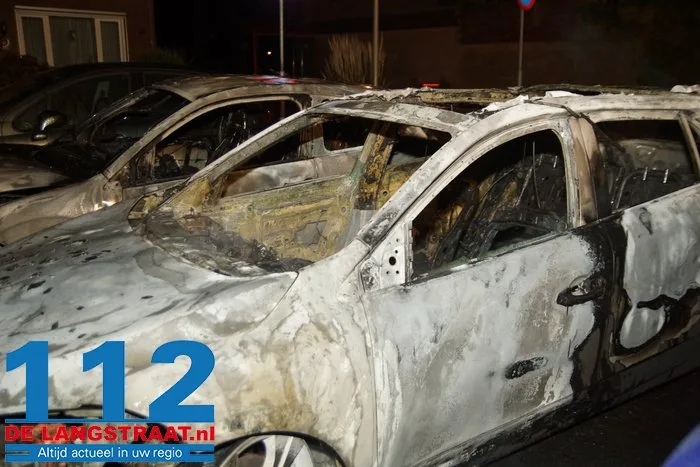 Vermoedelijke brandstichting zorgt voor meerdere uitgebrande en beschadigde auto’s in Vlijmen 20 Vermoedelijke brandstichting zorgt voor meerdere uitgebrande en beschadigde auto’s in Vlijmen 112 De Langstraat