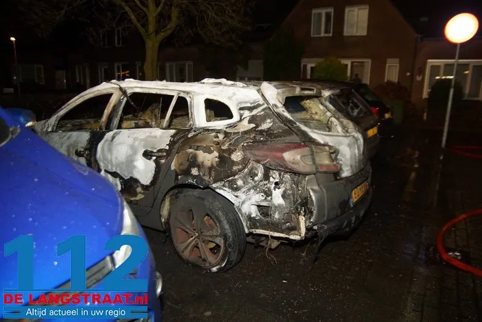Vermoedelijke brandstichting zorgt voor meerdere uitgebrande en beschadigde auto’s in Vlijmen 21 Vermoedelijke brandstichting zorgt voor meerdere uitgebrande en beschadigde auto’s in Vlijmen 112 De Langstraat